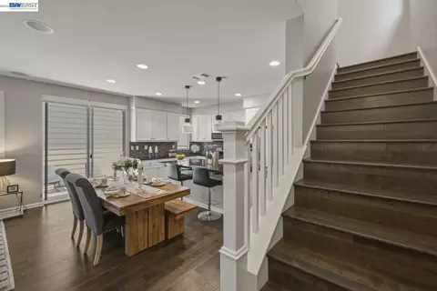 Entry Way - 388 C St, Hayward, CA 94541 photo 5 of 8