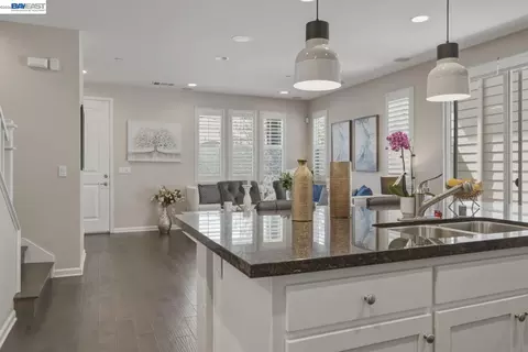 Entry Way - 388 C St, Hayward, CA 94541 photo 4 of 8