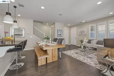 Entry Way - 388 C St, Hayward, CA 94541 photo 2 of 8