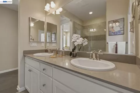 Bath - 388 C St, Hayward, CA 94541 photo 4 of 5