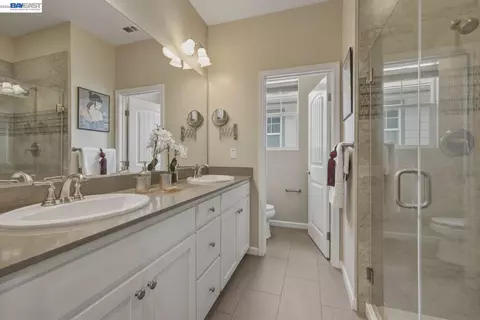 Bath - 388 C St, Hayward, CA 94541 photo 3 of 5