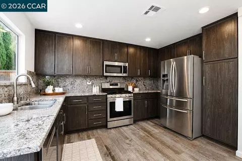 Kitchen - 508 Ross Cir, Martinez, CA 94553 photo 4 of 6
