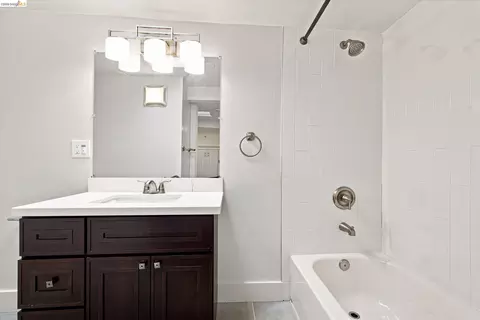 Bath - 1451 13th St #1, Oakland, CA 94607 photo 2 of 3