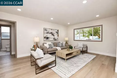 Living - 1024 Mariposa St, Vallejo, CA 94590 photo 3 of 4