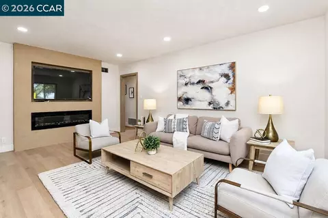 Living - 1024 Mariposa St, Vallejo, CA 94590 photo 2 of 4