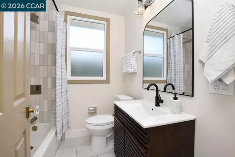 Bath - 1024 Mariposa St, Vallejo, CA 94590 photo 1 of 2