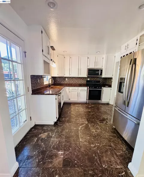 Kitchen - 1580 Placer Dr, Concord, CA 94521 photo 1 of 3