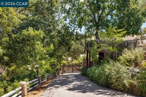 Exterior - 925 Beech Dr, Walnut Creek, CA 94596 photo 3 of 21