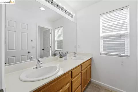 Bath - 1260 Halsey St, Vallejo, CA 94590 photo 2 of 3