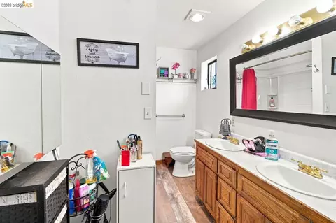Bath - 209 Fleming Ave, Vallejo, CA 94590 photo 1 of 2