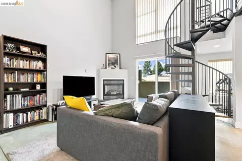 Living - 675 8th St #3, Oakland, CA 94607 photo 1 of 3
