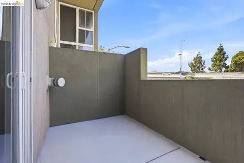 Exterior - 675 8th St #3, Oakland, CA 94607 photo 1 of 2