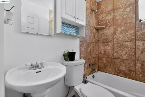 Bath - 4262 Arthur Rd, Martinez, CA 94553 photo 1 of 2