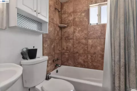 Bath - 4262 Arthur Rd, Martinez, CA 94553 photo 2 of 2