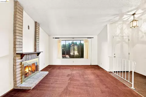 Living - 280 Pamela Ct, Vallejo, CA 94589 photo 3 of 6