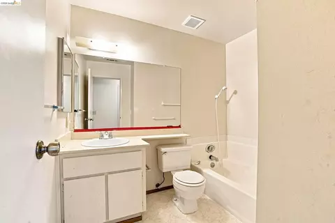 Bath - 280 Pamela Ct, Vallejo, CA 94589 photo 4 of 4