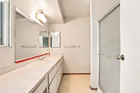 Bath - 280 Pamela Ct, Vallejo, CA 94589 photo 3 of 4
