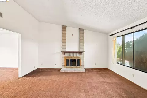 Living - 280 Pamela Ct, Vallejo, CA 94589 photo 2 of 6