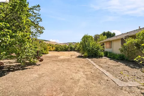 Exterior - 280 Pamela Ct, Vallejo, CA 94589 photo 4 of 10