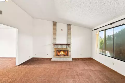 Living - 280 Pamela Ct, Vallejo, CA 94589 photo 1 of 6