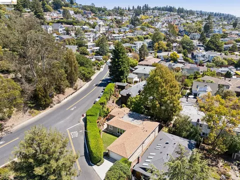 View/Area - 66 Arlington Ct, Kensington, CA 94707 photo 2 of 6