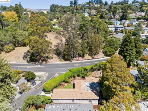 View/Area - 66 Arlington Ct, Kensington, CA 94707 photo 3 of 6