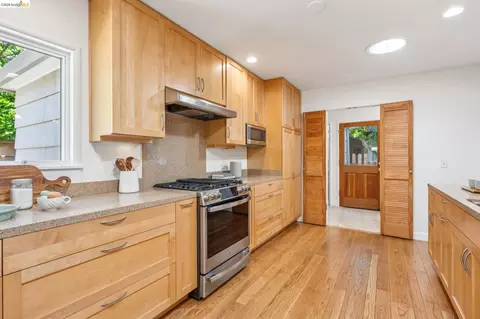 Kitchen - 66 Arlington Ct, Kensington, CA 94707 photo 7 of 9