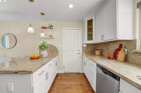 Kitchen - 2547 Silvercrest Ct, Pinole, CA 94564 photo 7 of 10
