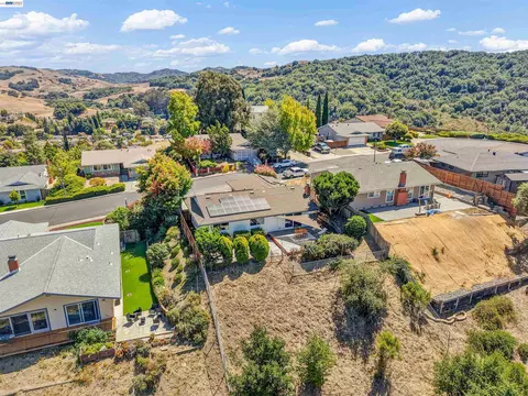 View/Area - 2547 Silvercrest Ct, Pinole, CA 94564 photo 3 of 6