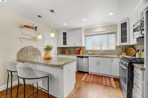 Kitchen - 2547 Silvercrest Ct, Pinole, CA 94564 photo 3 of 10