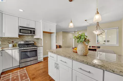 Kitchen - 2547 Silvercrest Ct, Pinole, CA 94564 photo 8 of 10