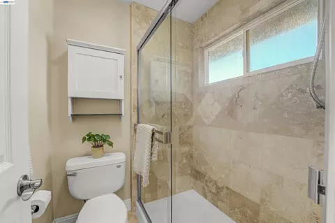 Bath - 2547 Silvercrest Ct, Pinole, CA 94564 photo 3 of 5