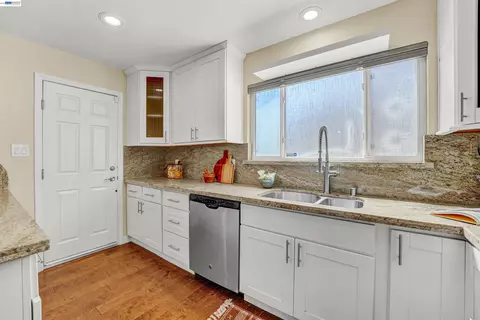 Kitchen - 2547 Silvercrest Ct, Pinole, CA 94564 photo 4 of 10