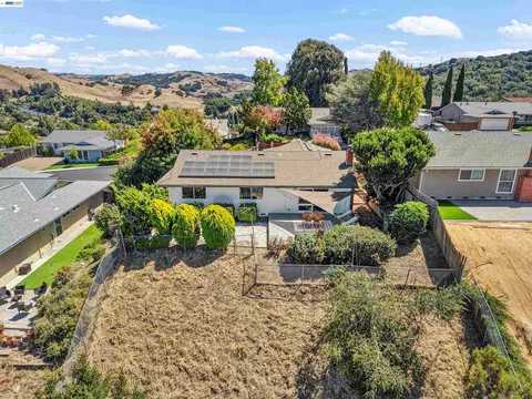 View/Area - 2547 Silvercrest Ct, Pinole, CA 94564 photo 2 of 6
