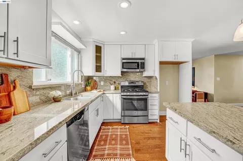 Kitchen - 2547 Silvercrest Ct, Pinole, CA 94564 photo 6 of 10