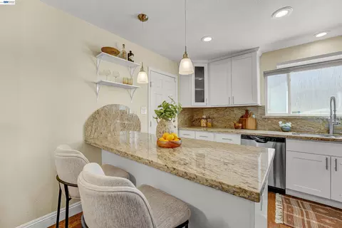 Kitchen - 2547 Silvercrest Ct, Pinole, CA 94564 photo 9 of 10