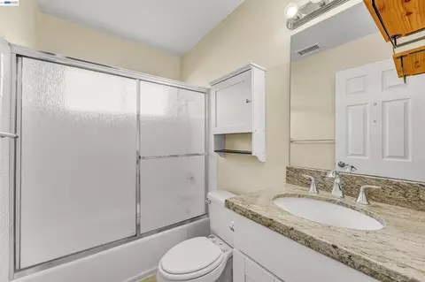 Bath - 2547 Silvercrest Ct, Pinole, CA 94564 photo 5 of 5