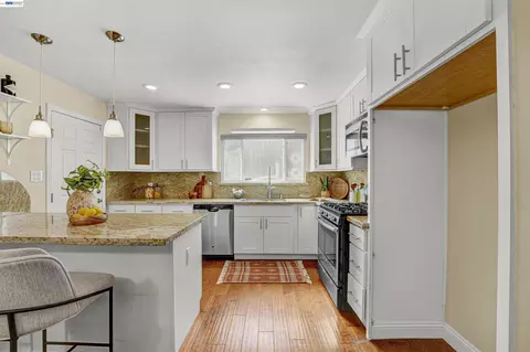 Kitchen - 2547 Silvercrest Ct, Pinole, CA 94564 photo 2 of 10