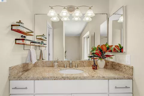 Bath - 2547 Silvercrest Ct, Pinole, CA 94564 photo 2 of 5