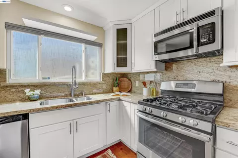Kitchen - 2547 Silvercrest Ct, Pinole, CA 94564 photo 5 of 10
