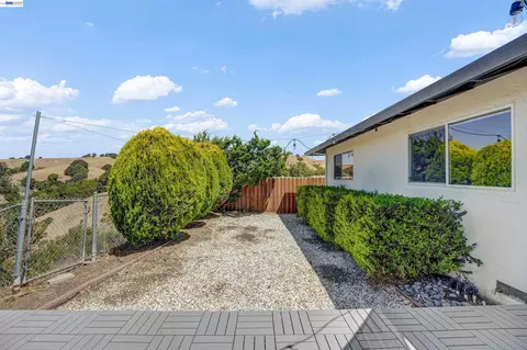 Exterior - 2547 Silvercrest Ct, Pinole, CA 94564 photo 9 of 13