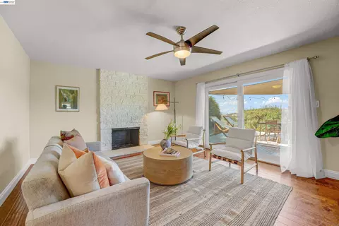 Living - 2547 Silvercrest Ct, Pinole, CA 94564 photo 6 of 7