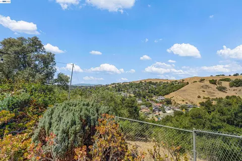Exterior - 2547 Silvercrest Ct, Pinole, CA 94564 photo 13 of 13