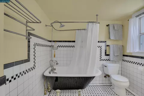 Bath - 10 Green St, Martinez, CA 94553 photo 1 of 4