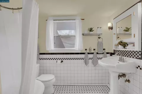 Bath - 10 Green St, Martinez, CA 94553 photo 2 of 4