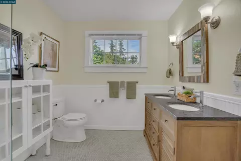 Bath - 10 Green St, Martinez, CA 94553 photo 3 of 4