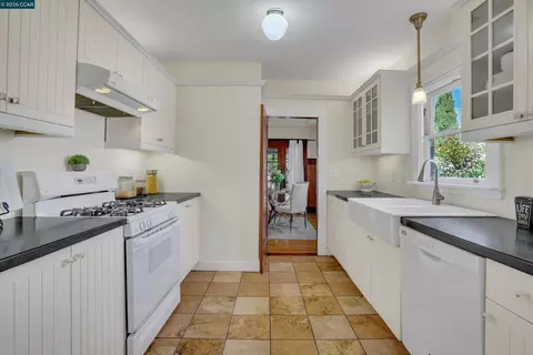 Kitchen - 10 Green St, Martinez, CA 94553 photo 1 of 1