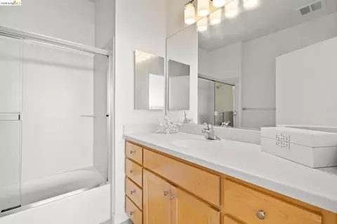 Bath - 1780 12th St, Oakland, CA 94607 photo 2 of 3