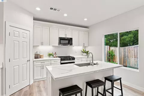 Kitchen - 2722 Cowell Rd, Concord, CA 94518 photo 2 of 3