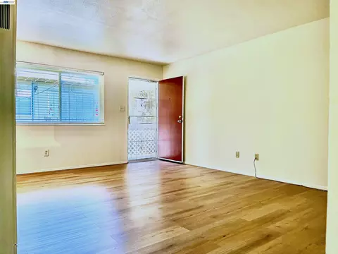 582 E H St, Benicia, CA 94510 photo 2